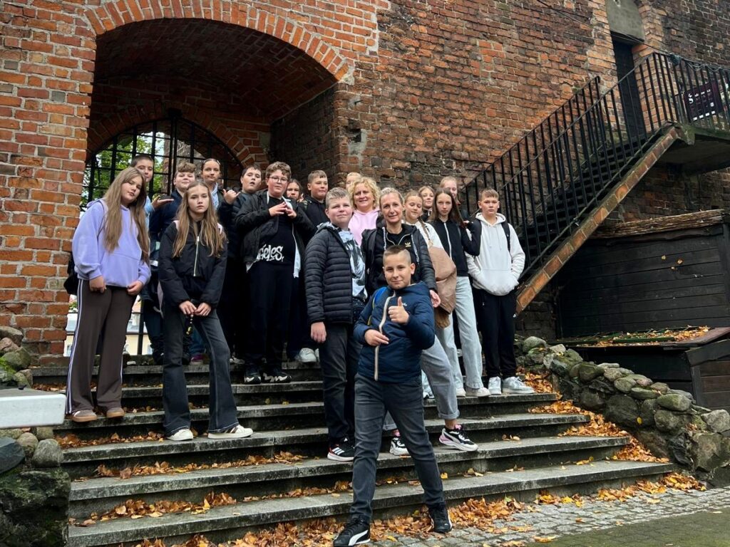 Klasa 6 przed zabytkową basztą w Ostrzeszowie