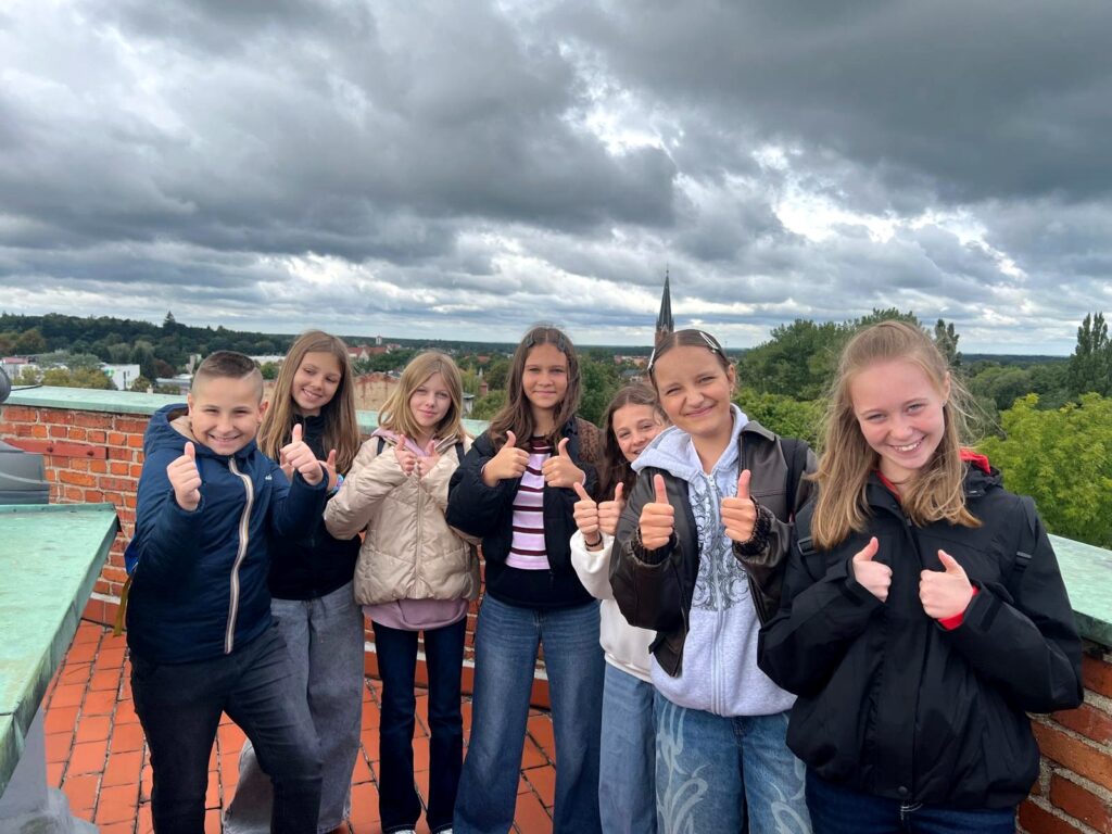 Uczniowie klasy 6 na tle panoramy Ostrzeszowa