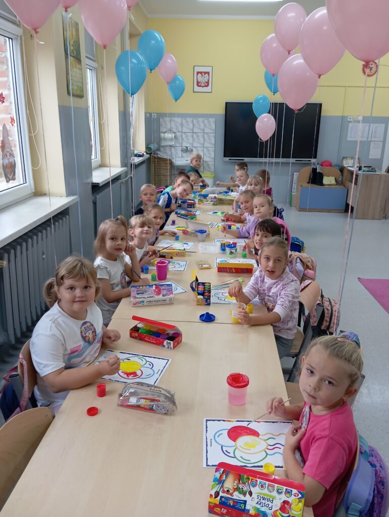 Dzieci z grupy „Słoneczka” malują farbami wśród kolorowych balonów