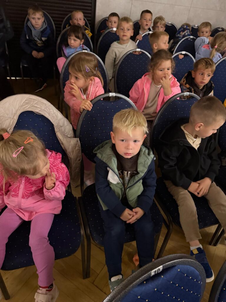 Przedszkolaki zajmują miejsca na widowni