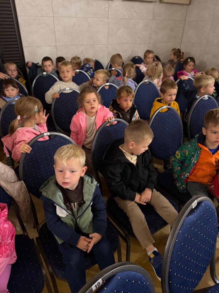 Dzieci oczekują na rozpoczęcie musicalu