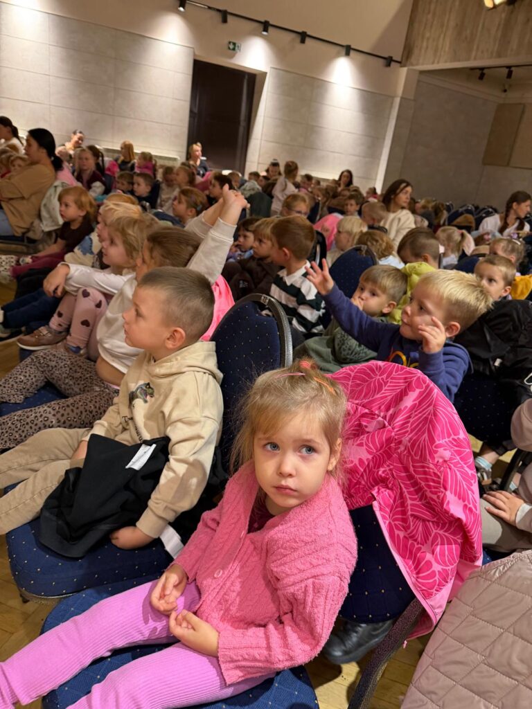 Przedszkolaki na widowni podczas przedstawienia