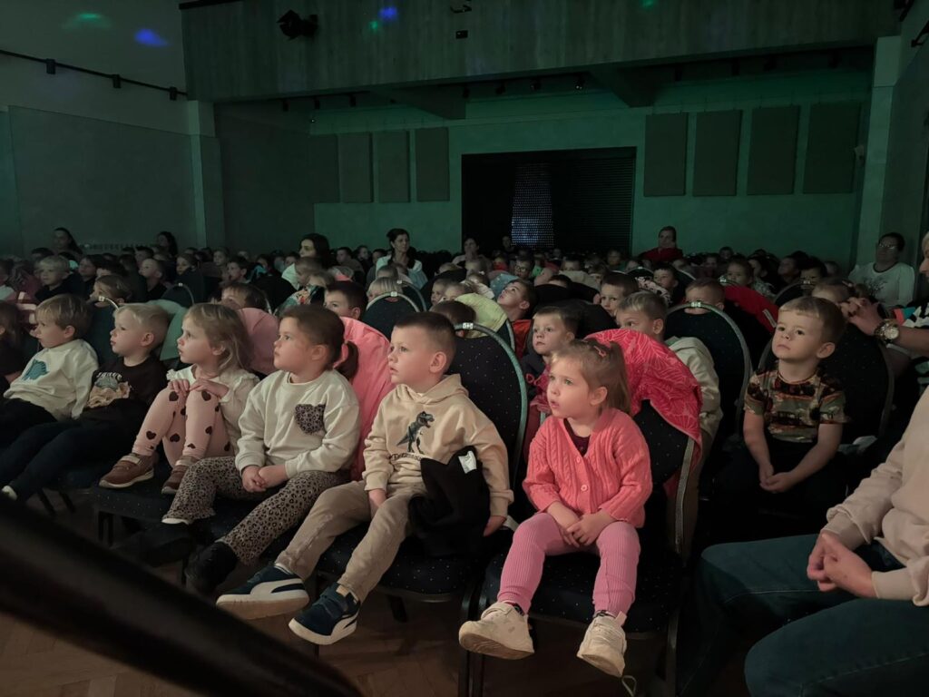 Przedszkolaki oglądają musical „Czerwony Kapturek”