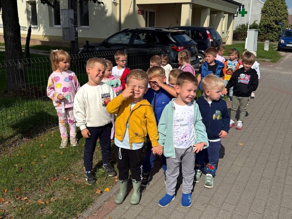 Dzieci podczas spaceru w okolicy przedszkola