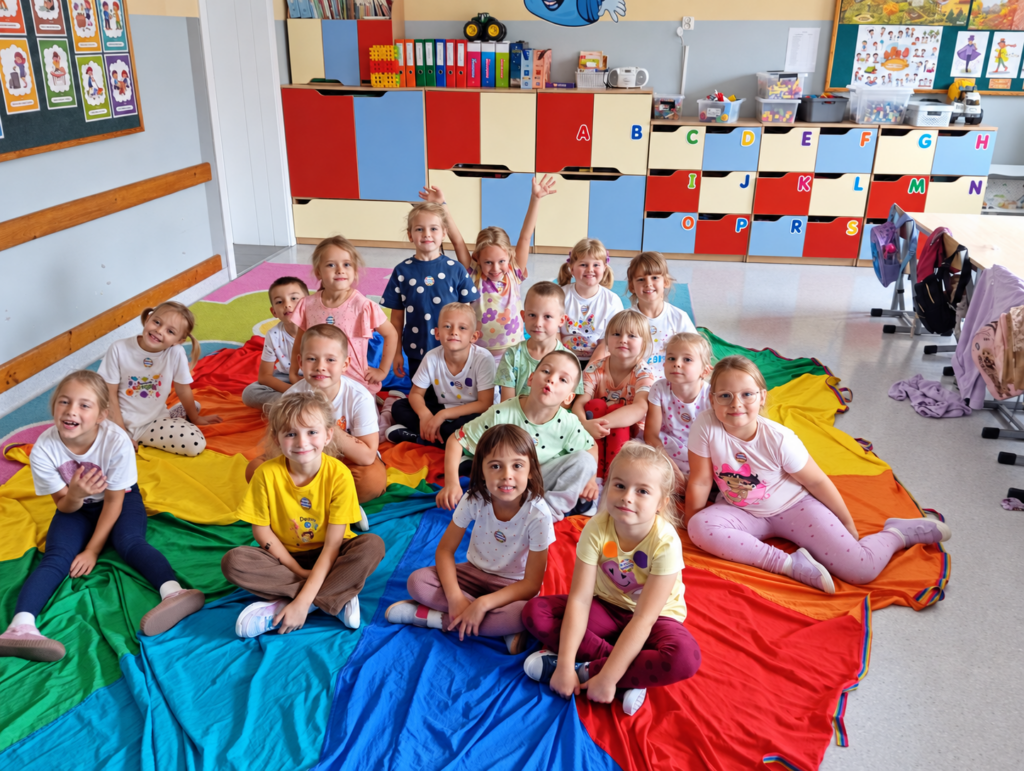 Grupa „Słoneczka” podczas zabaw z kolorową chustą w Dniu Kropki