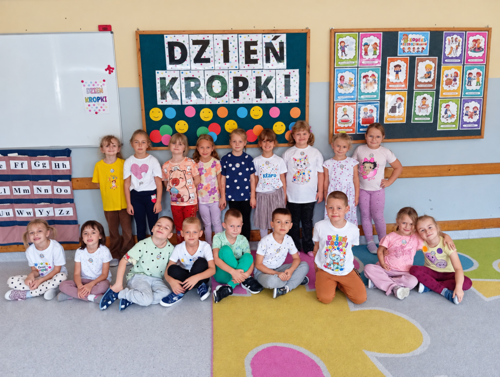 Dzieci z grupy „Słoneczka” przed dekoracją z napisem „Dzień Kropki”