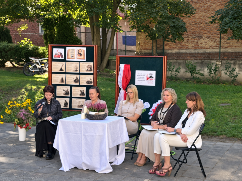 Uczestnicy Narodowego Czytania podczas prezentacji „Dziadów” na dziedzińcu szkoły
