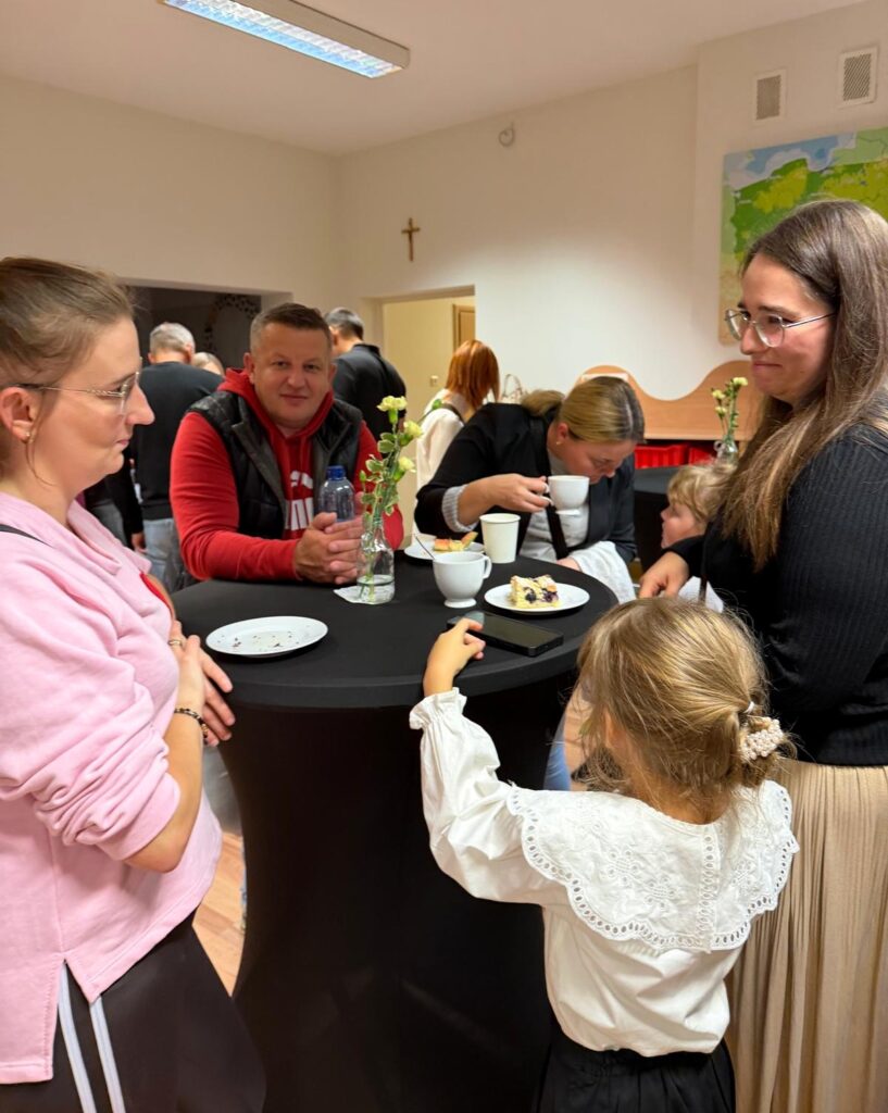 Rodzice i dzieci przy wspólnym poczęstunku