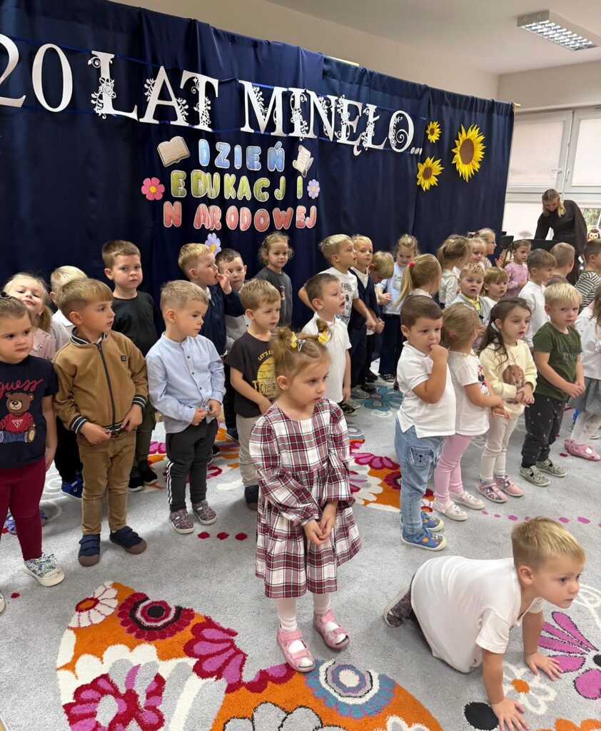 Przedszkolaki uczestniczą w części artystycznej uroczystości.
