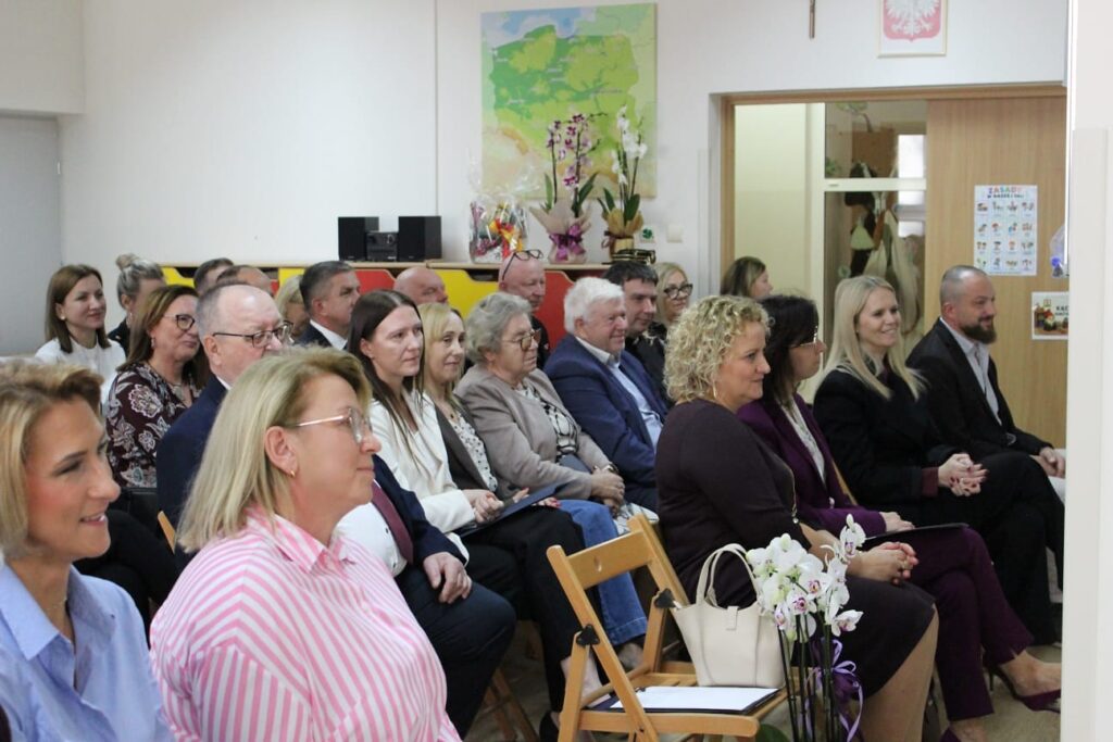Zaproszeni goście oglądają uroczystość jubileuszową.
