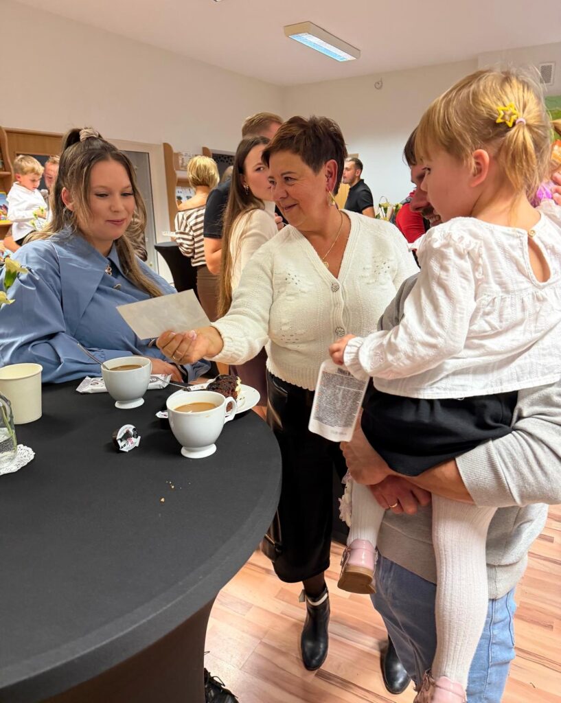 Wspólne oglądanie pamiątkowych fotografii