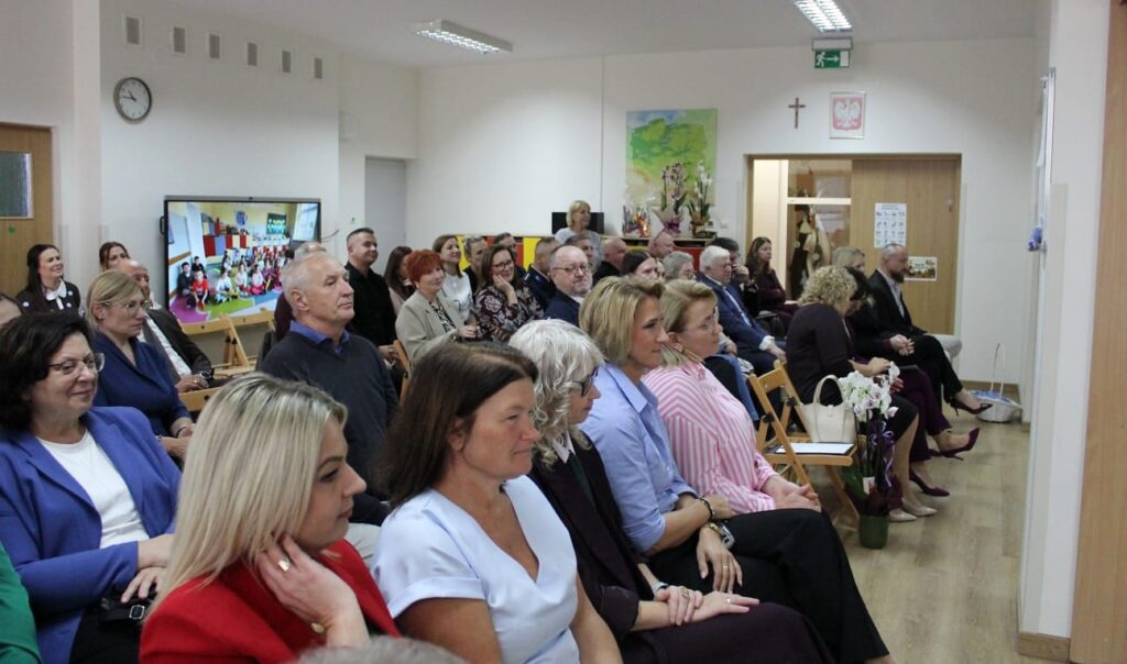Widok sali i gości podczas obchodów 20-lecia przedszkola.