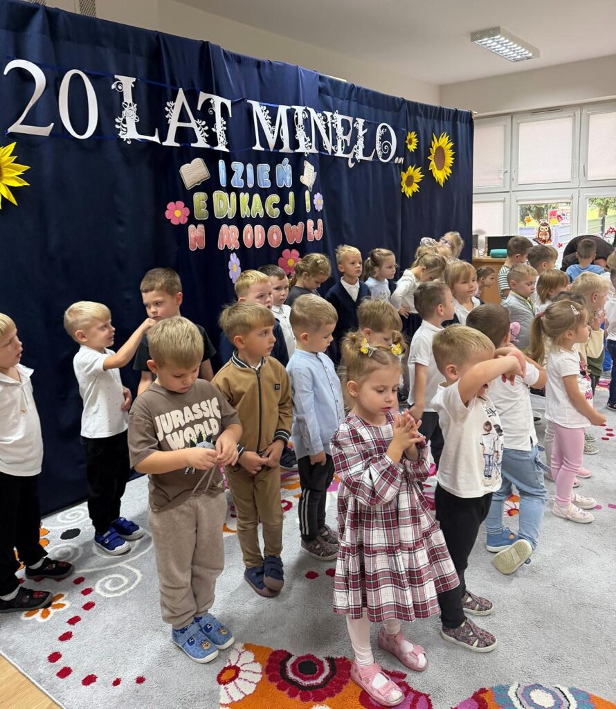 Grupa przedszkolaków podczas śpiewania i recytacji.