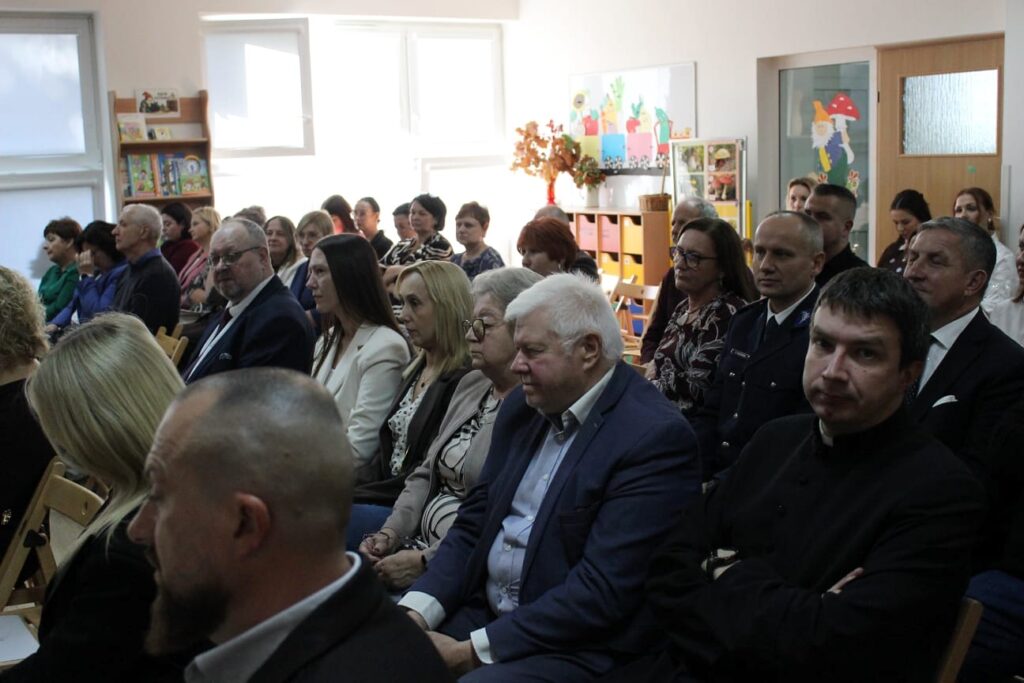 Goście zgromadzeni podczas jubileuszu przedszkola.