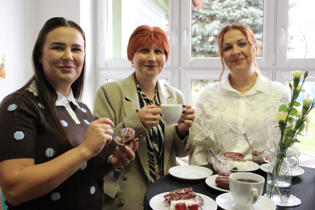 Rozmowy uczestniczek jubileuszu przy kawie i słodkim poczęstunku.