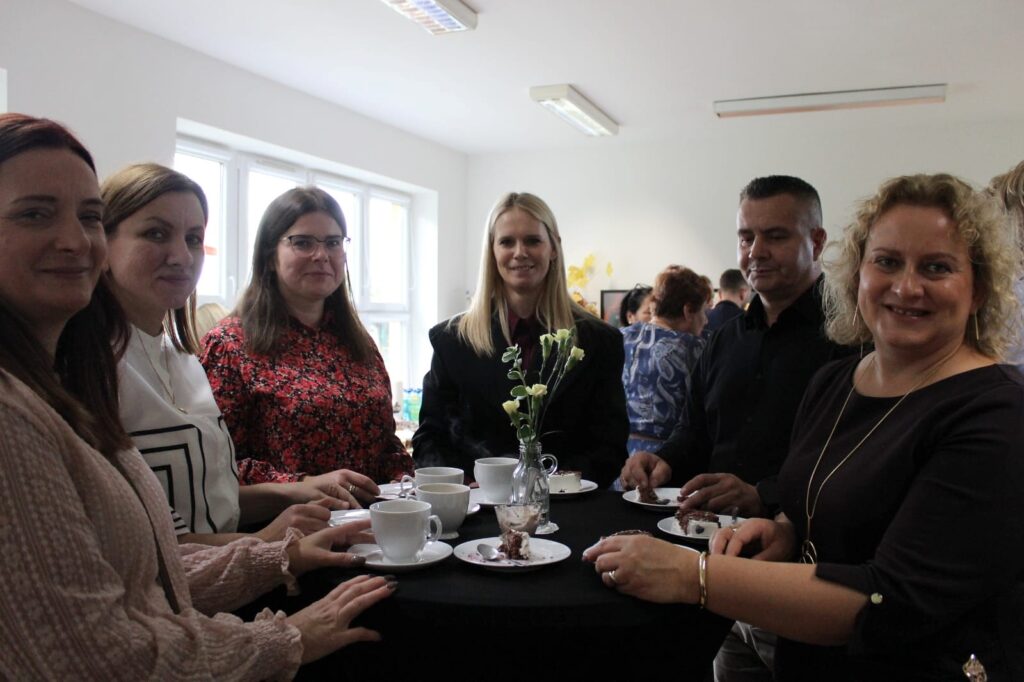 Wspólne spotkanie gości przy jubileuszowym poczęstunku.
