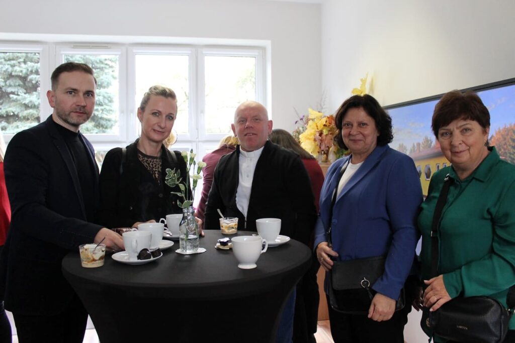 Pamiątkowe zdjęcie gości przy jubileuszowym poczęstunku.