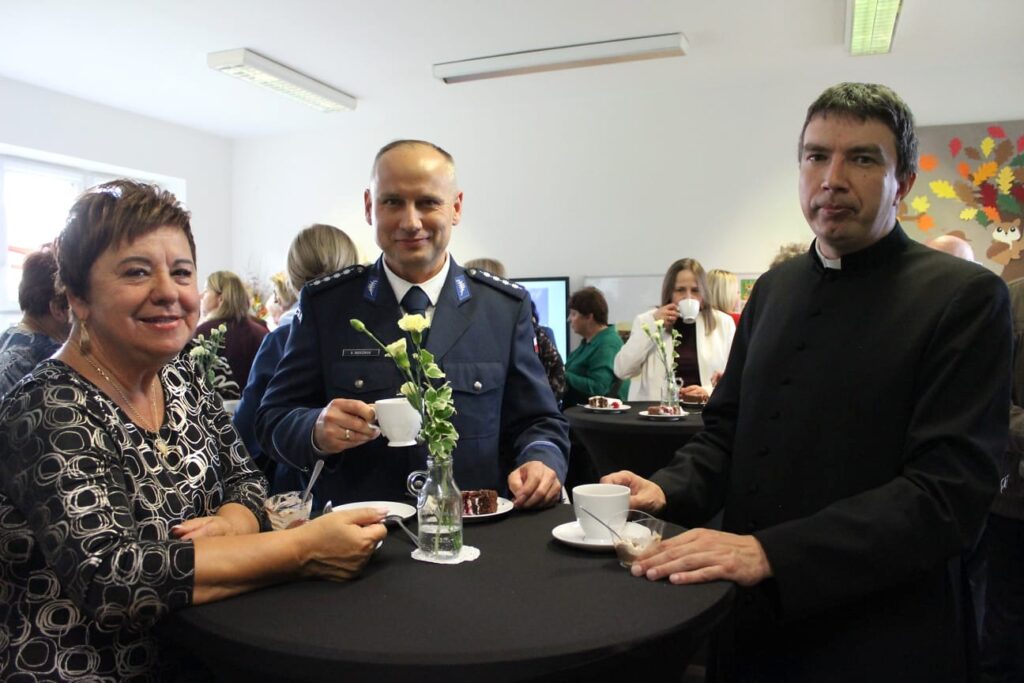 Uczestnicy spotkania przy kawie po uroczystości jubileuszowej.