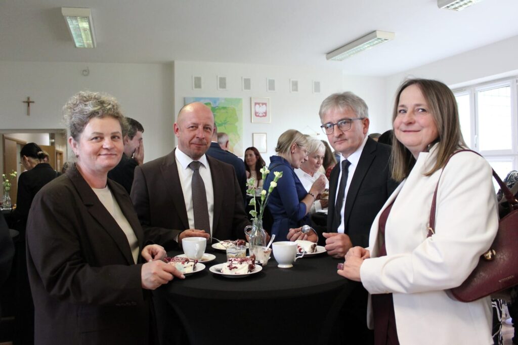 Wspólne zdjęcie uczestników jubileuszu przy stoliku.